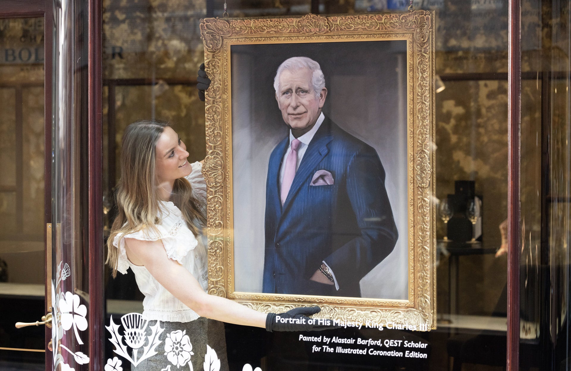 La marca de champagne Bollinger cuelga en el escaparate de su flagship store de Londres un retrato del rey Carlos III realizado por Alastar Barford.