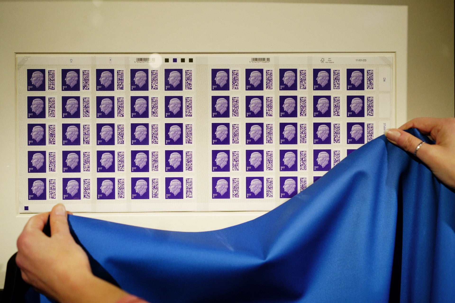 Junto a las monedas de 50 peniques, también se han lanzado sellos conmemorativos de la coronación del rey Carlos III.