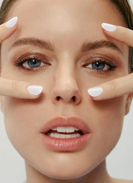 Imagen - Un maquillaje natural cede el protagonismo a las uñas, pintadas con el tono 007 Jasmin de Dior Vernis. FOTO: Rosa Copado / MAQUILLAJE: Erika Sánchez