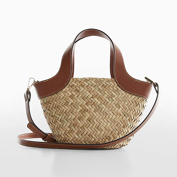 El bolso de rafia de Mango.