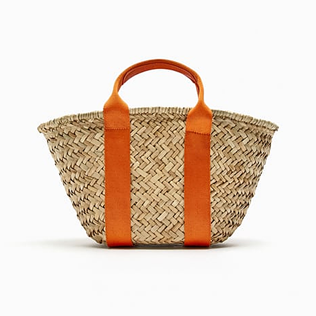 El bolso de rafia de Zara.