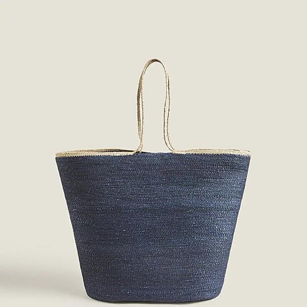 Bolso cesta de seagrass en color azul de Zara Home.