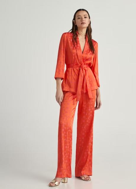 Imagen - Conjunto naranja de Green Coast, pantalón, 49,99€, camisa oversize, 59,99€.