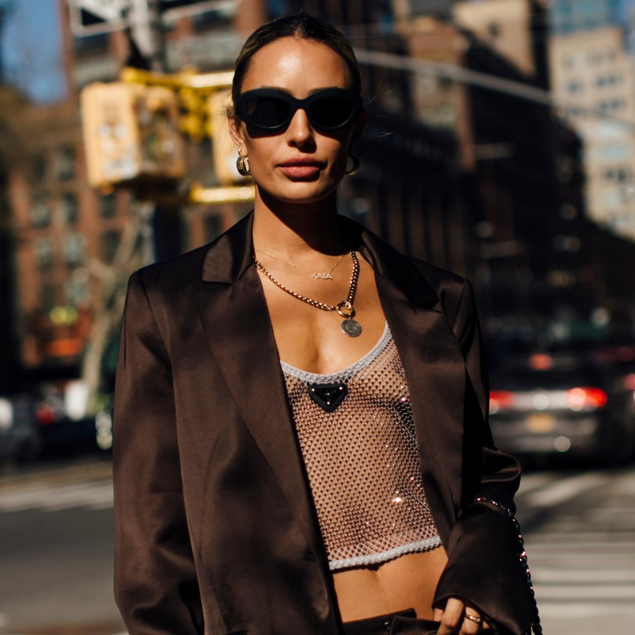 Un look de street style con un top de rejilla brillante de Prada.