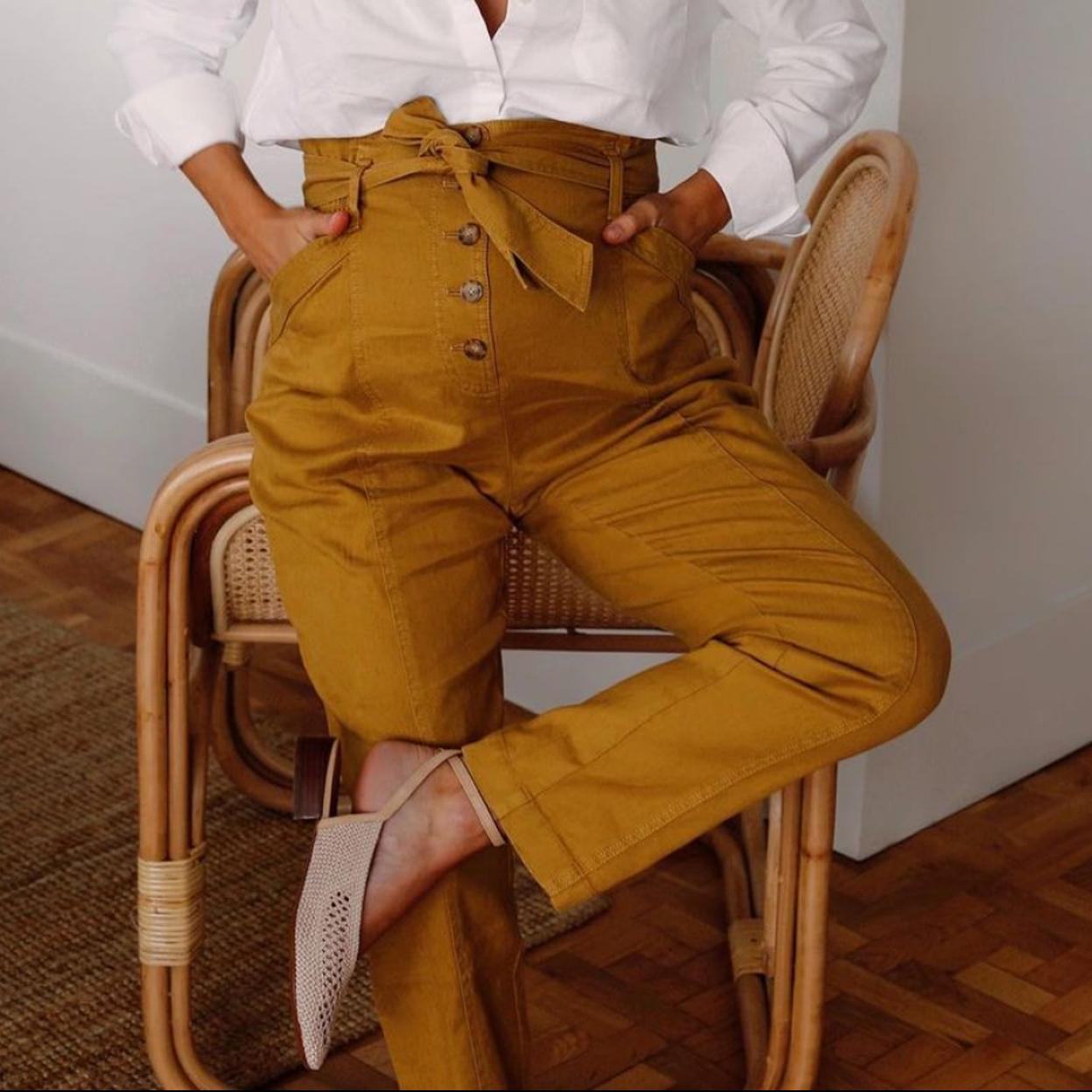 La influencer Lucía Bárcena con unos zapatos destalonados.