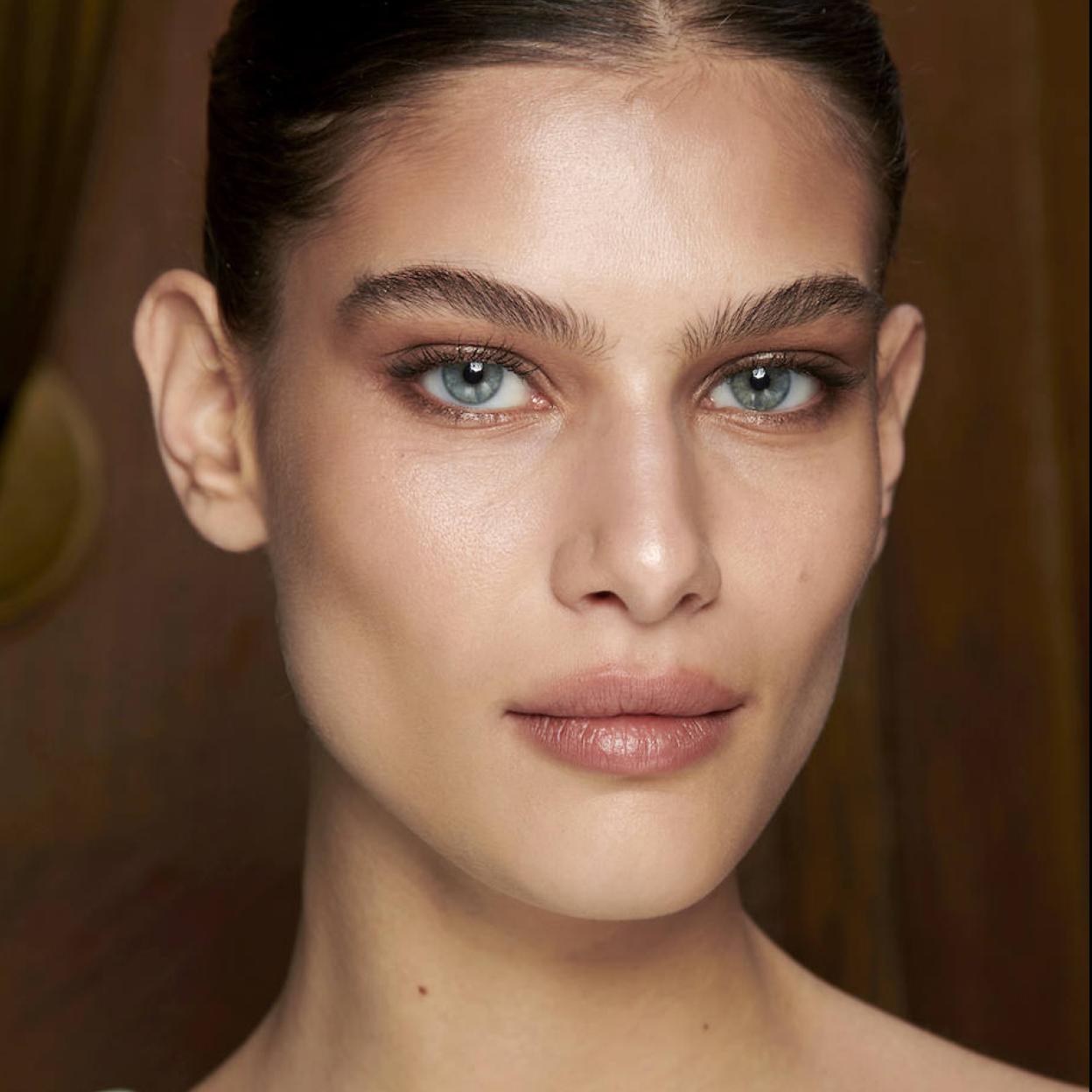 Modelo con cejas pobladas