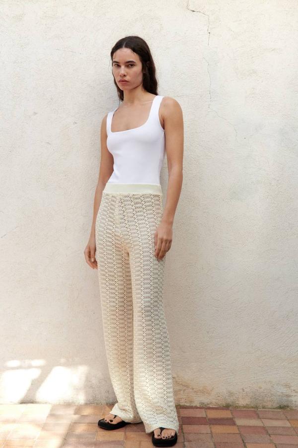 Pantalón de crochet con tiro alto, cintura elástica y perneras rectas, en crudo, de Zara. Lo encontrarás a 22,95 euros.