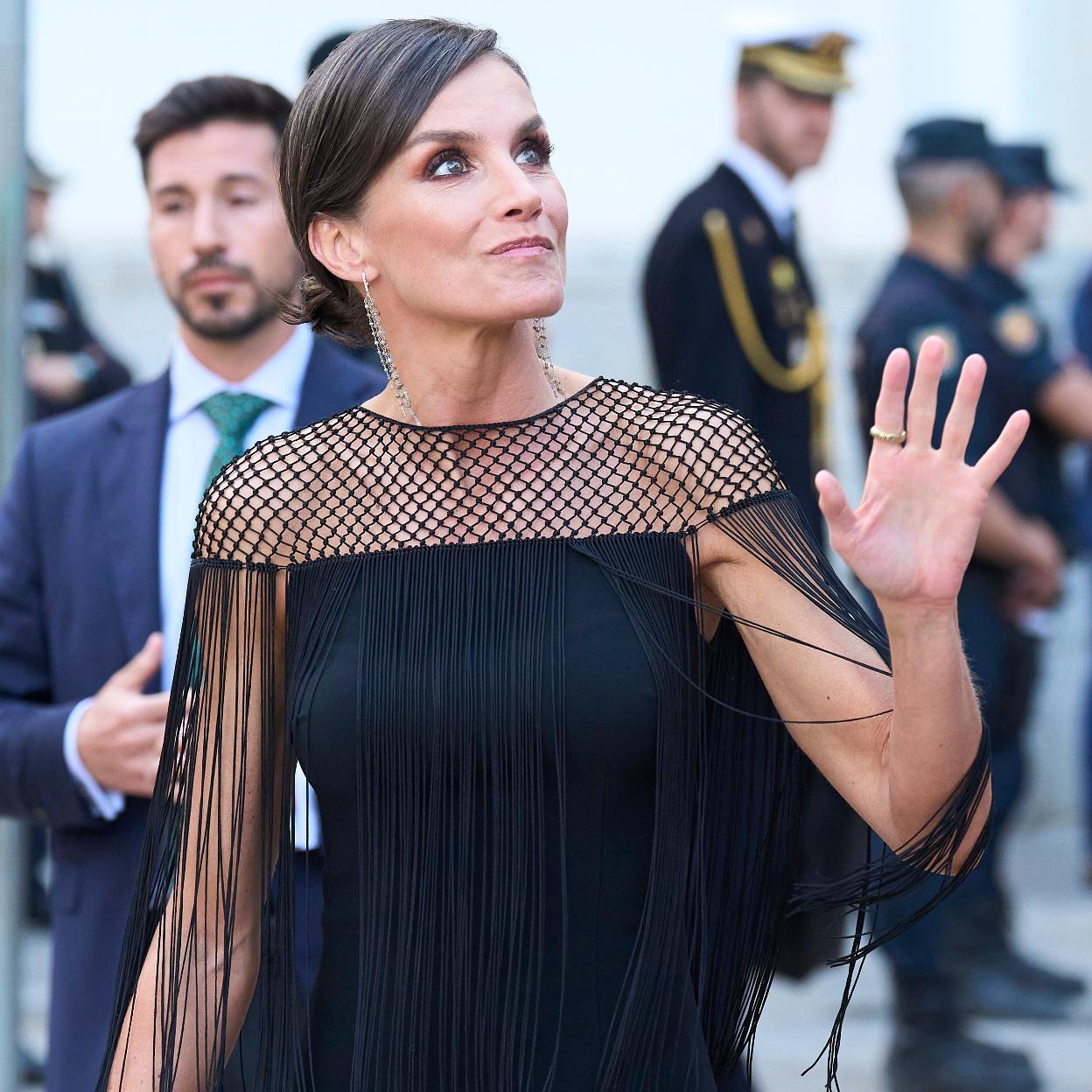 La reina Letizia, con vestudo negro de fleoos, en Cádiz, en marzo de este año. 