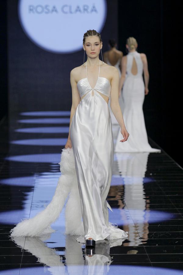 Lo que no aparece en toda la colección es el velo. Adiós a los velos, dice la empresaria catalana, con más de 550 trabajadores y 140 tiendas en 80 países. 