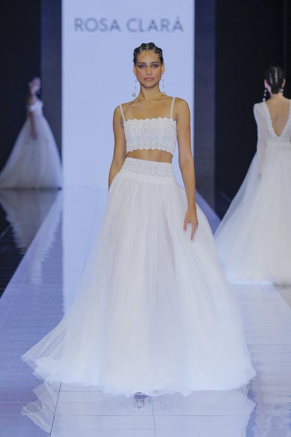 Inspirada en los años 20 y en los 50 del siglo pasado, la colección respira contemporaneidad con piezas como los crop tops o los vestidos ceñidos en micropedrería, el mini pantalón o incluso un bra para dar el “sí quiero”. 