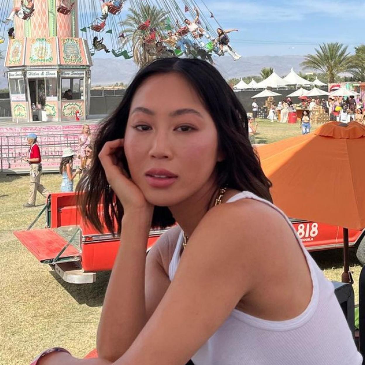 Una mujer con rostro glow.