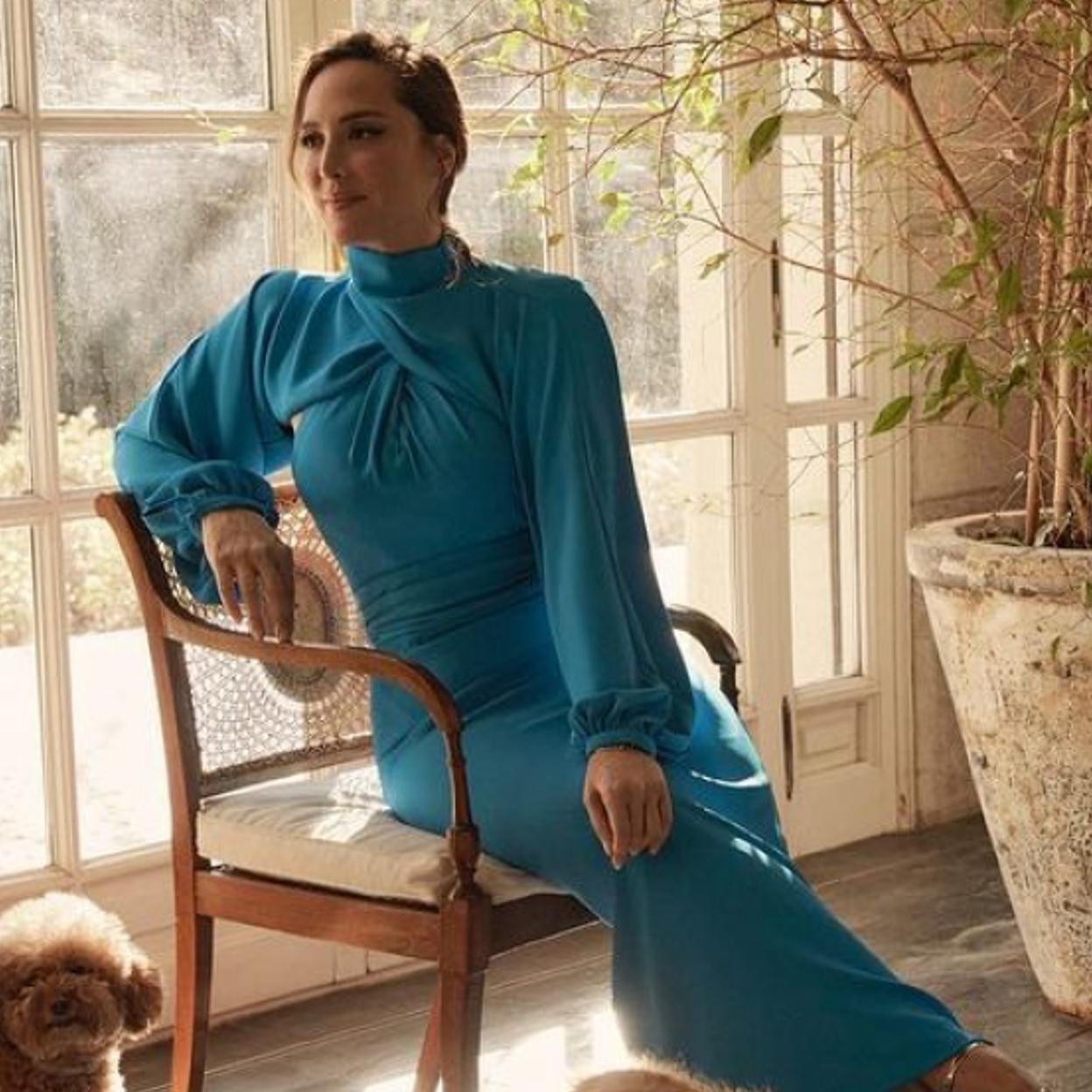 Tamara Falcó con un vestido azul de invitada.