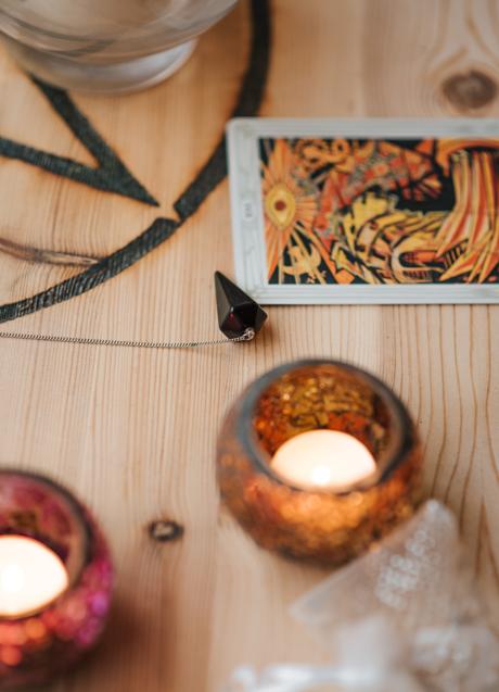 Imagen - Mesa con cartas del Tarot/PEXELS