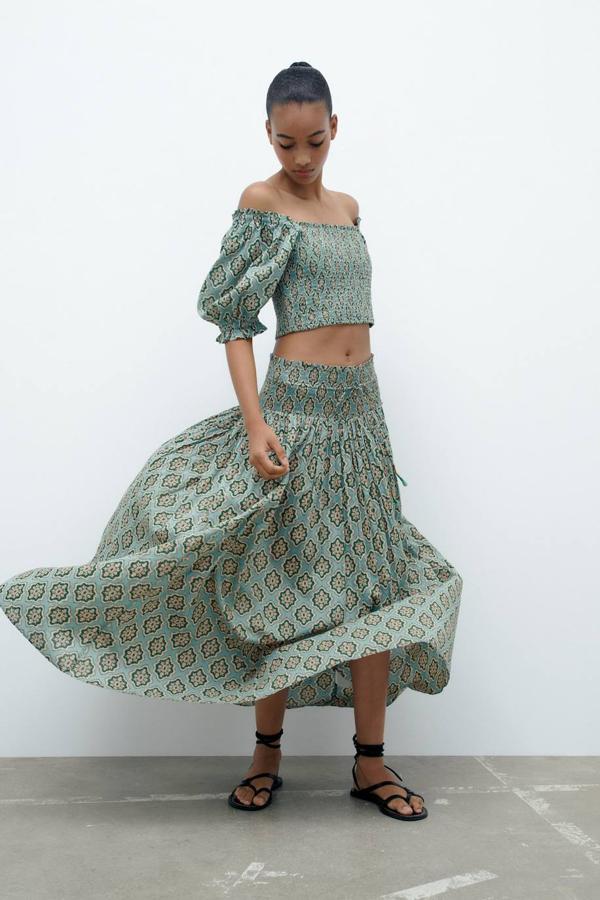 Falda larga de algodón con tiro alto, cintura elástica con panel tipo nido de abeja y cordón ajustable, en estampado verde, de Zara. Te costará 29,95 euros.