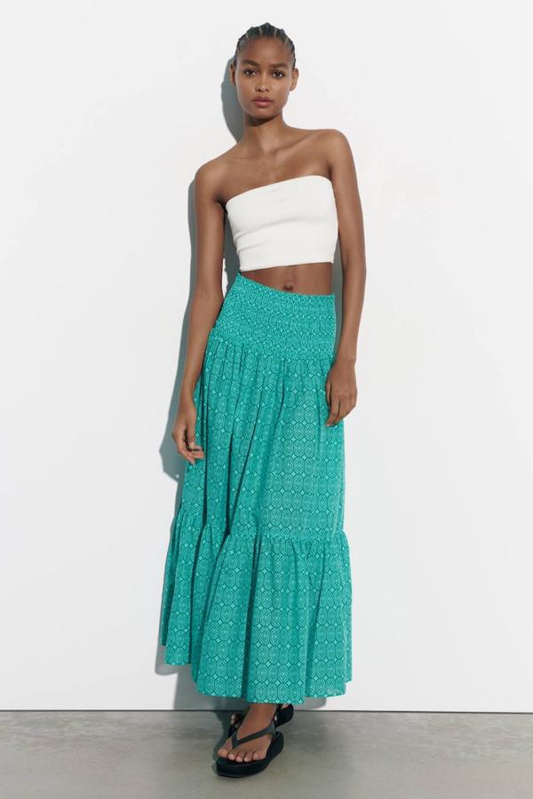 Falda larga de algodón dividida en paneles con elástico tipo nido de abeja en la cintura, tiro alto y estampado en azul agua, de Zara. Su precio es de 39,95 euros.