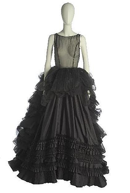 Traje de novia negro diseñado por Kucca Gotor. 