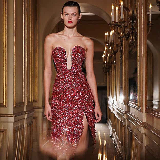 Imagen principal - Diseños de la colección primavera/verano, presentada en el hotel Plaza de Nueva York.