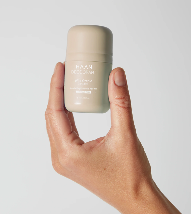 Desodorante Sensible Wild Orchid de Haan. Testeado en pieles sensibles, este desodorante sin aluminio protege tu axila del mal olor durante 24 horas. Hecho con un 94% de ingredientes naturales y un complejo prebiótico, consigue equilibrar el microbioma de tu piel y, al mismo tiempo, hidratarla.