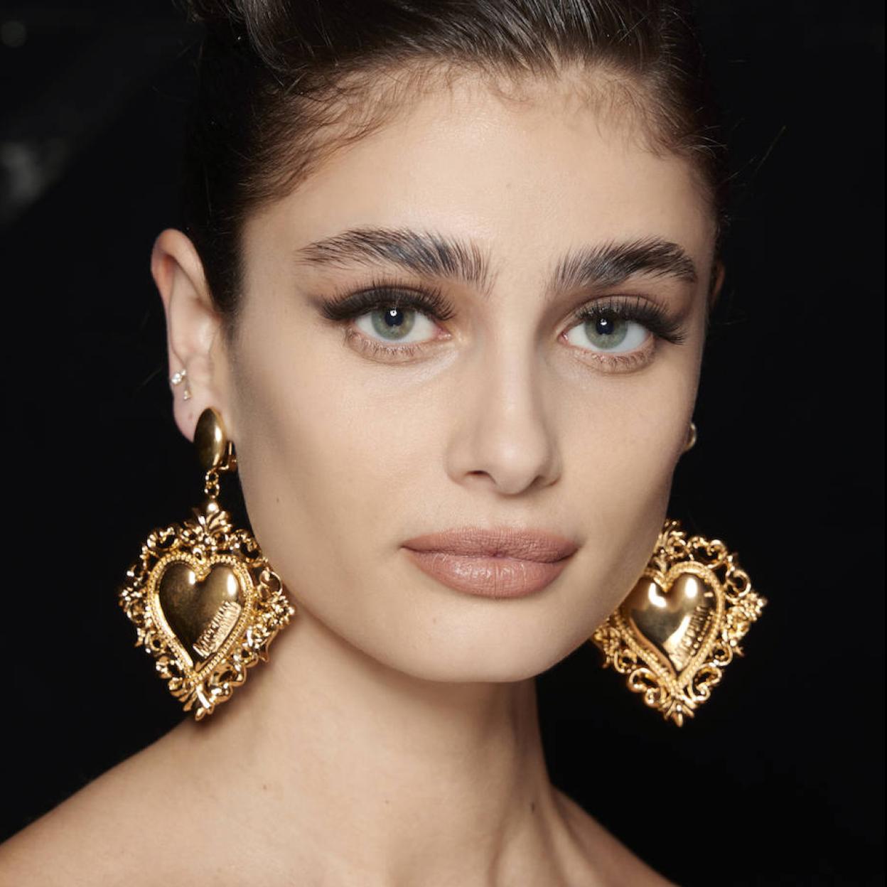 Modelo con pestañas largas