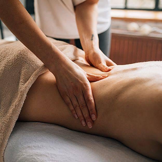 Profesional realizando masaje corporal