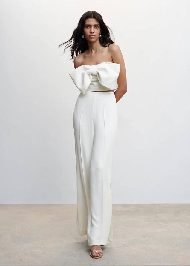 Top bandeau con hombros al descubierto y maxi lazo en la parte frontal, tono blanco, de Mango. Lo comprarás por 49,99 euros.