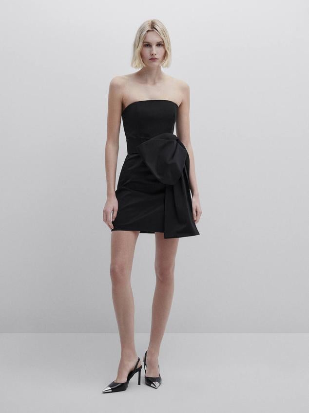 Vestido corto entallado con escote palabra de honor y maxi lazo en la falda, color negro, de Massimo Dutti. Hazte con él a 159 euros.