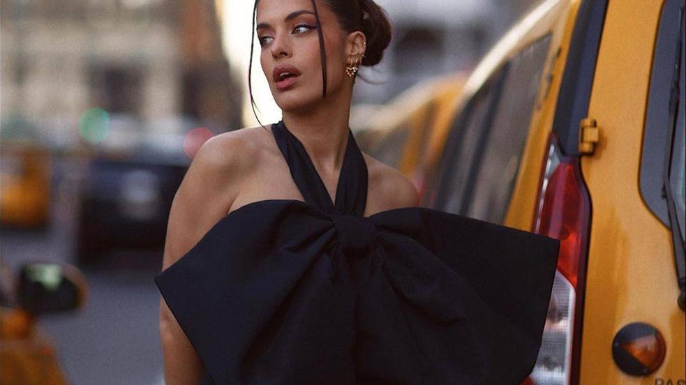La influencer lleva un vestido con maxi lazo
