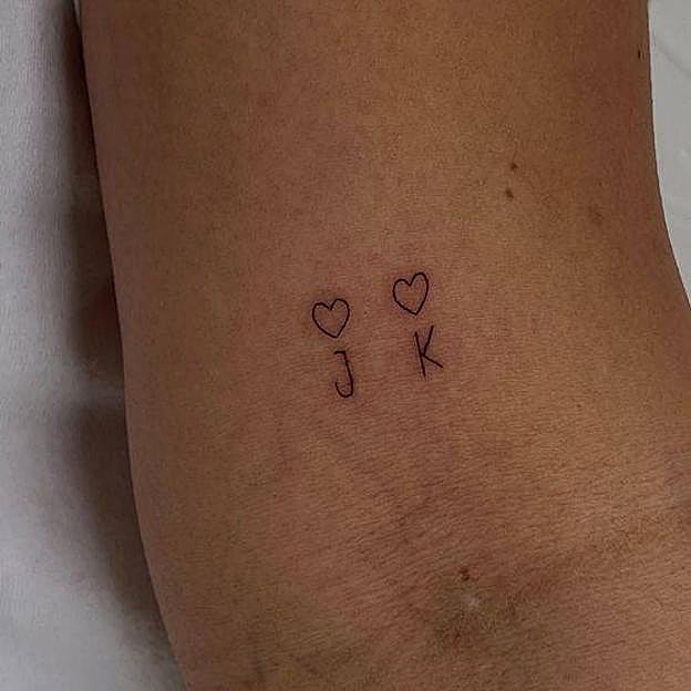 Tatuaje de madre e hija con iniciales