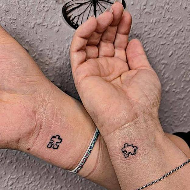 Tatuaje de pieza de puzzle para madre e hija
