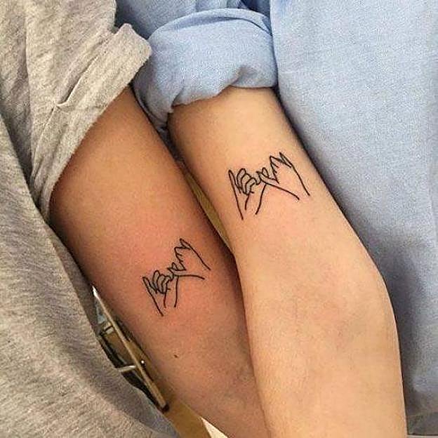 Tatuaje de manos unidas para madre e hija