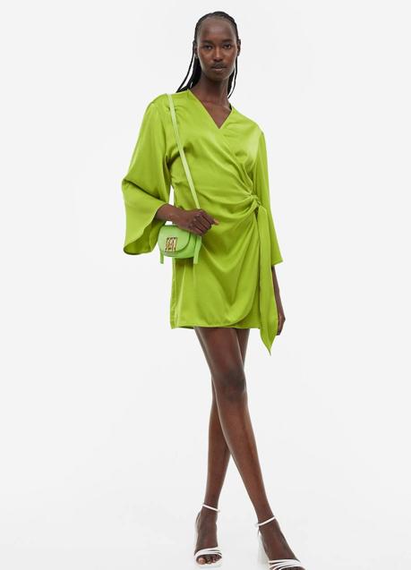 Imagen - Vestido corto satinado en verde