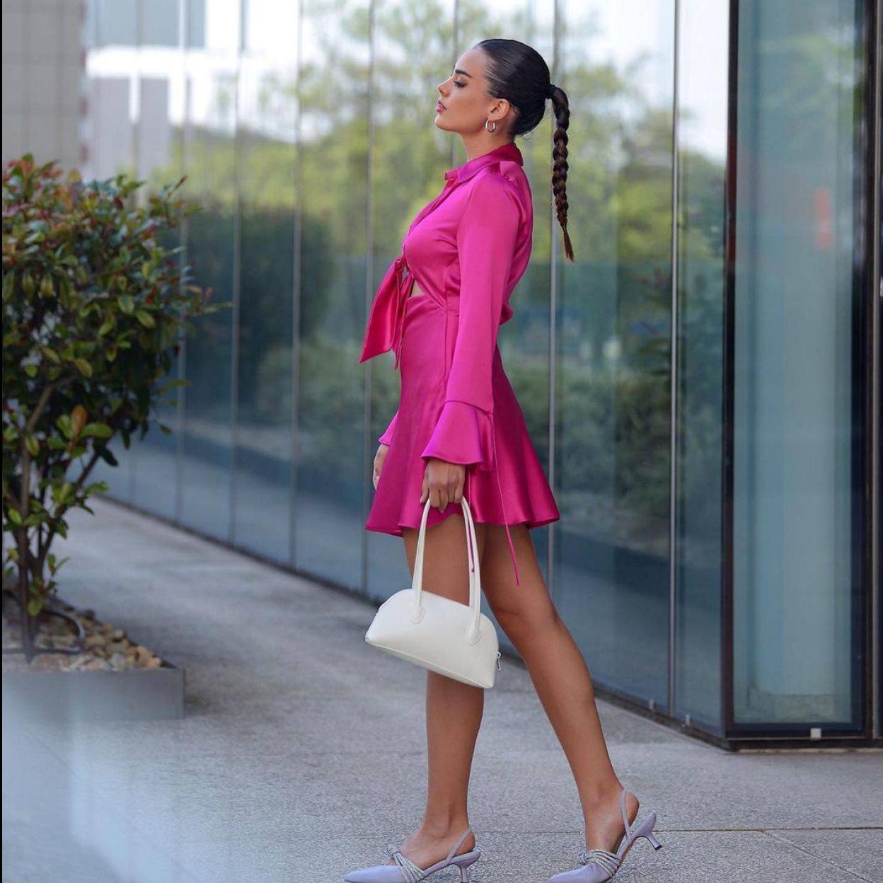 La influencer lleva un vestido corto satinado