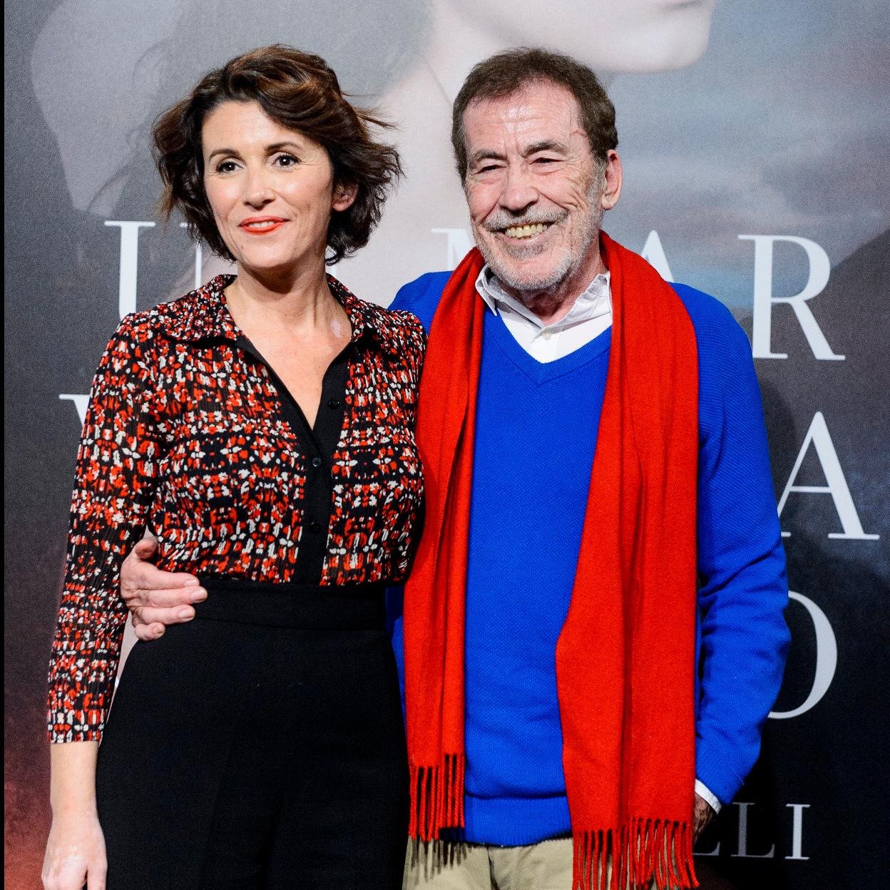 Ayanta Barilli, con su padre, Fernando Sánchez Dragó, en la presentación de la primera novela de la autora. 