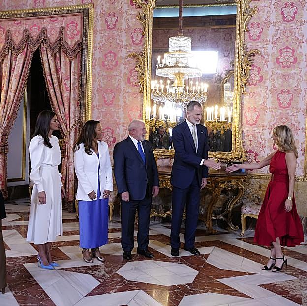 Los reyes y Lula da Silva y su mujer saludando a Yolanda Díaz.