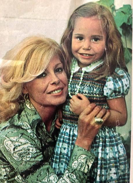 Imagen - Entrañable foto de Lara Dibildos, de pequeña, junto a su madre, Laura Valenzuela. Foto: Instagram