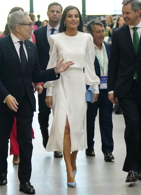 Imagen - La reina Letizia con un vestido blanco hecho a medida. / MUJERHOY