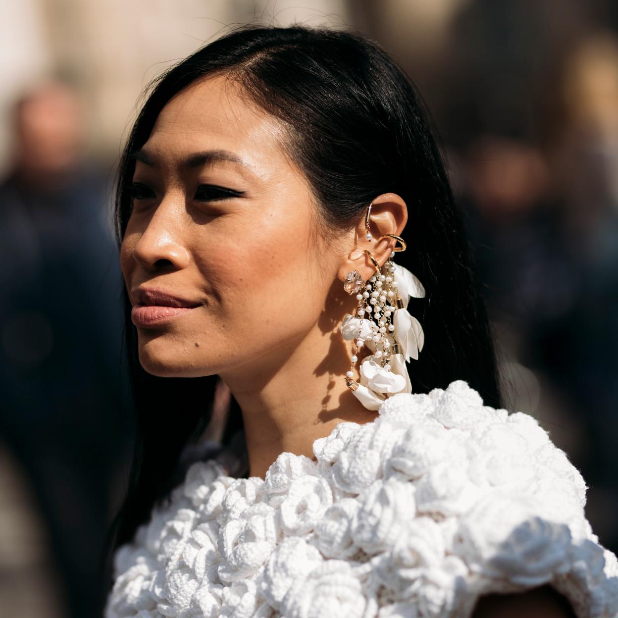 Una mujer en el street style con el cabello liso y cuidado.