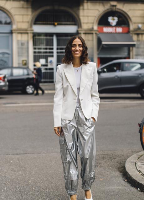Imagen - Una mujer con pantalones metalizados estilo cargo. Foto: Launchmetrics Spotlight