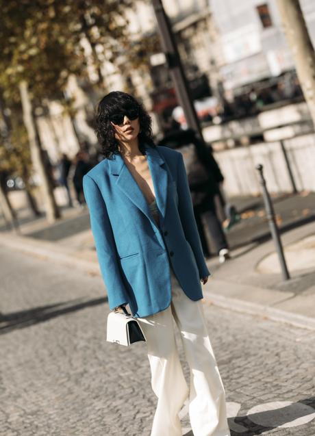 Imagen - Una mujer en el street style con pantalones holgados en blanco. Foto: Launchmetrics Spotlight.