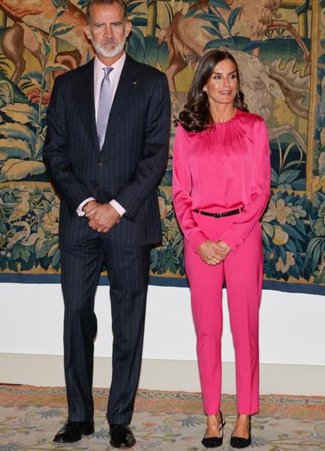 Durante el viaje que los reyes hicieron a Alemania en octubre de 2022, la reina apostó mucho por el rosa y entre sus looks se encontraba este de Hugo Boss con blusa satinada y pantalones.
