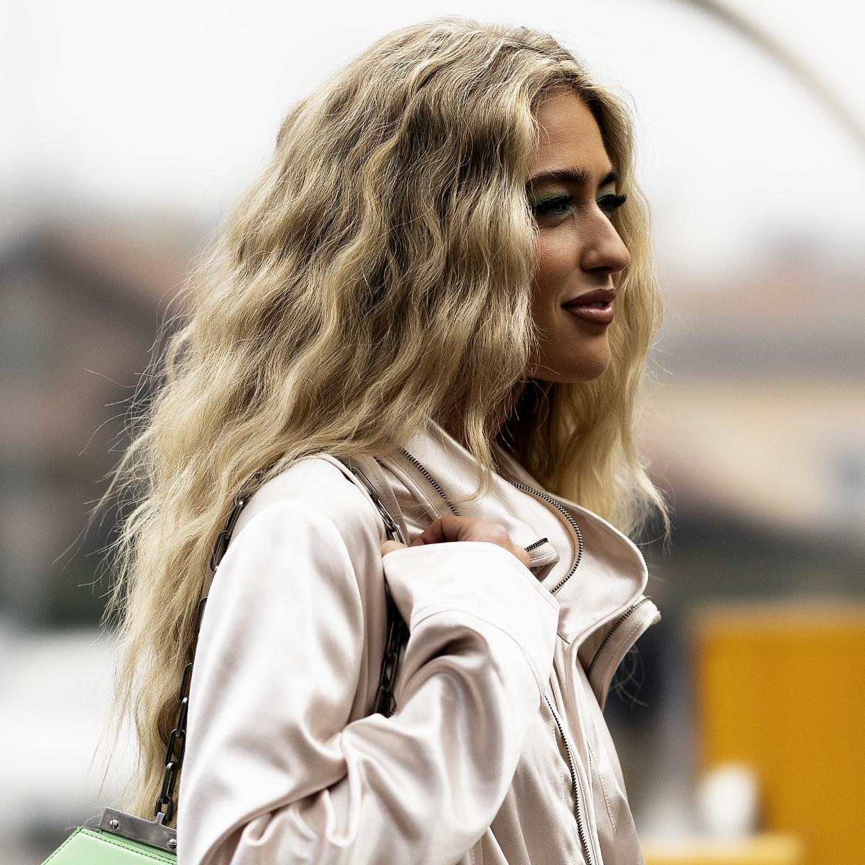 Una modelo con el pelo rizado en sl street style de Milán.