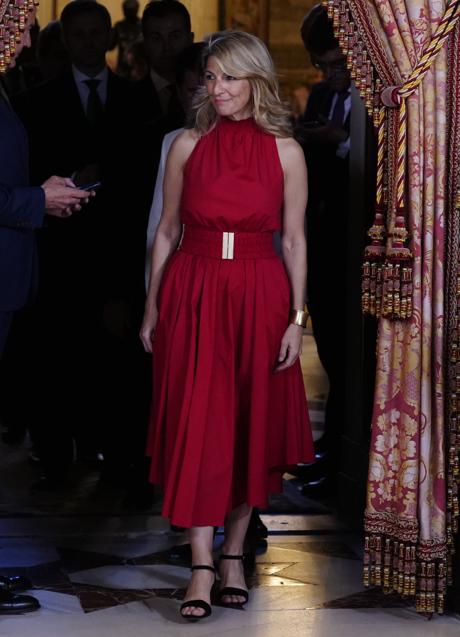 Imagen - Así queda el vestido rojo de Yolanda Díaz. / MUJERHOY