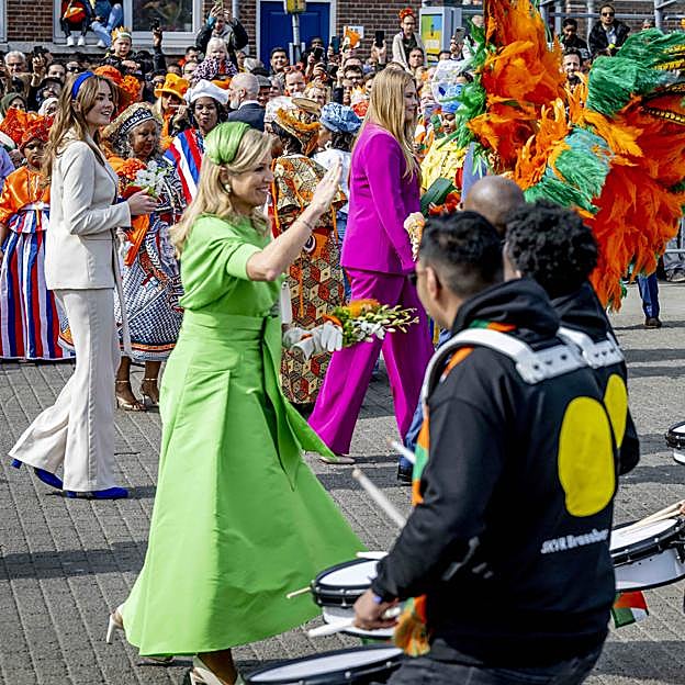 La familai real holandesa celebrando el Día del rey por las calles de Róterdam. 