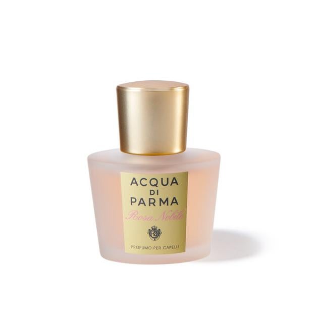 Rosa Nobile de Acqua di Parma es un ritual para dejar tu cabello delicadamente perfumado y no pasar desapercibida. Las delicadas y románticas notas se convierten en las protagonistas de una nueva experiencia olfativa: liberadas y potenciadas con el movimiento natural del cabello. Además, la fórmula, enriquecida con un agente condicionante, deja el cabello brillante y suave. Precio: 54 euros.