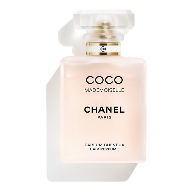 El perfume capilar Coco Mademoiselle de Chanel aporta suavidad al cabello y lo perfuma con las notas más frescas e impalpables de la fragancia que se revela delicadamente con cada movimiento de la cabeza. Reelaborada para adaptarse al cabello, la fórmula está enriquecida con un ingrediente emoliente que lo deja suave y sedoso, sin apelmazar ni resecar. Precio: 64,99 euros.