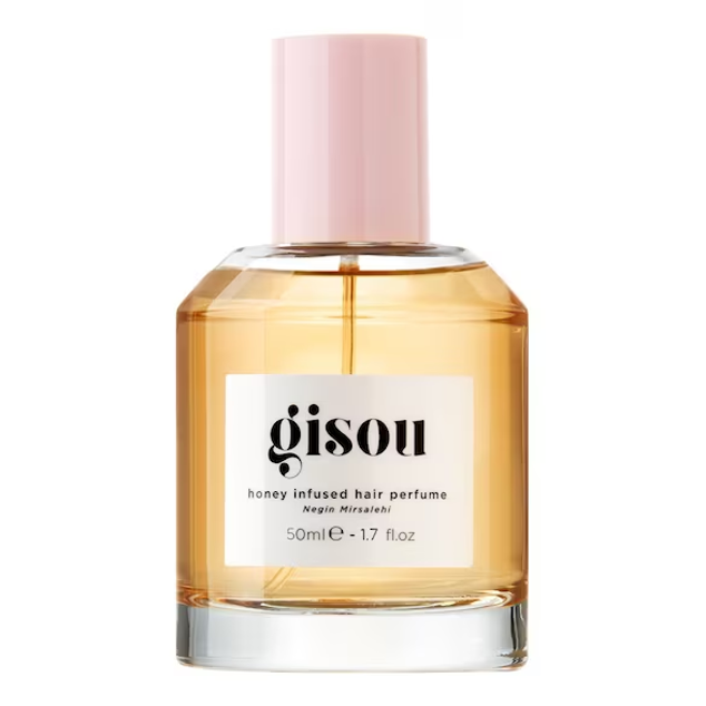Honey Infused Perfume de Gisou, la marca de la influencer Negin Mirsalehi que se vende en Sephora, es una delicada fragancia para el cabello enriquecida con Mirsalehi Honey del jardín Mirsalehi Bee Garden, que está formulada para refrescar e impregnar el cabello con el aroma estrella de Gisou: un aroma femenino que deja una irresistible estela de notas florales. Precio: 37,99 euros.