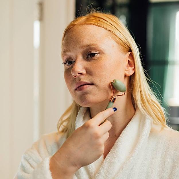 Masaje facial con rodillo de jade: qué es, cómo se hace y beneficios