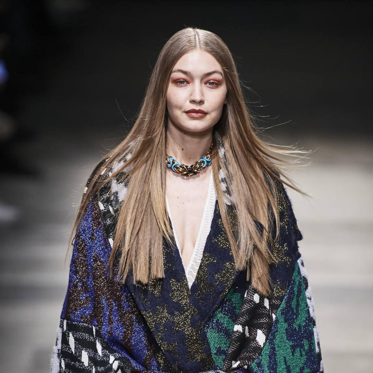 La modelo Gigi Hadid con color de pelo rubio ceniza