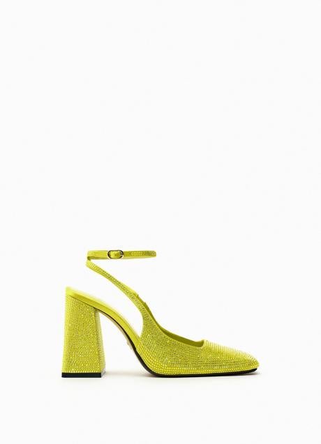 Imagen - Zapato destalonado con pulsera y brillos, 45,95€.