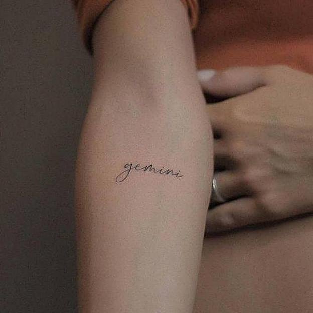 Tatuaje pequeño con signo del zodiaco en palabra
